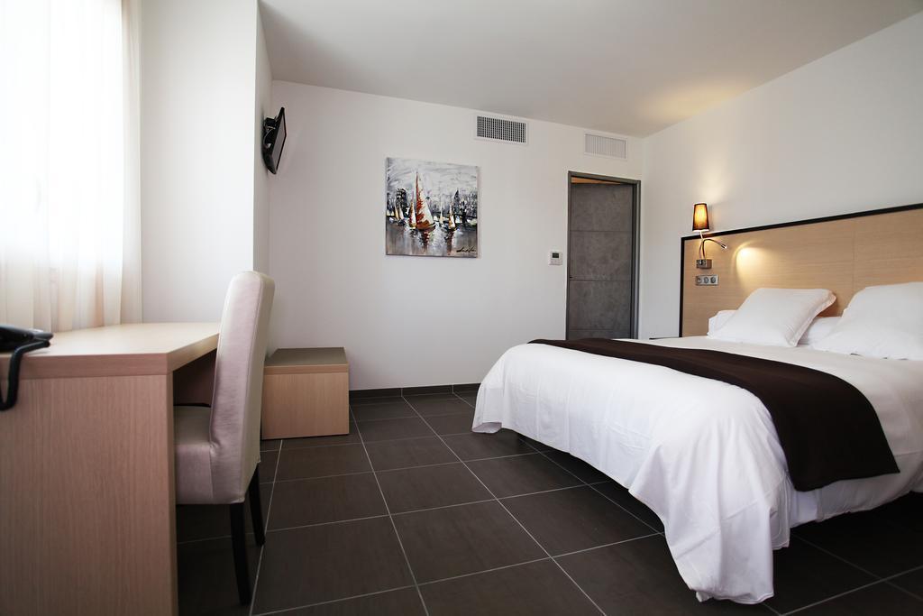 Hotel Restaurant Les Pielettes Le Rove Room photo